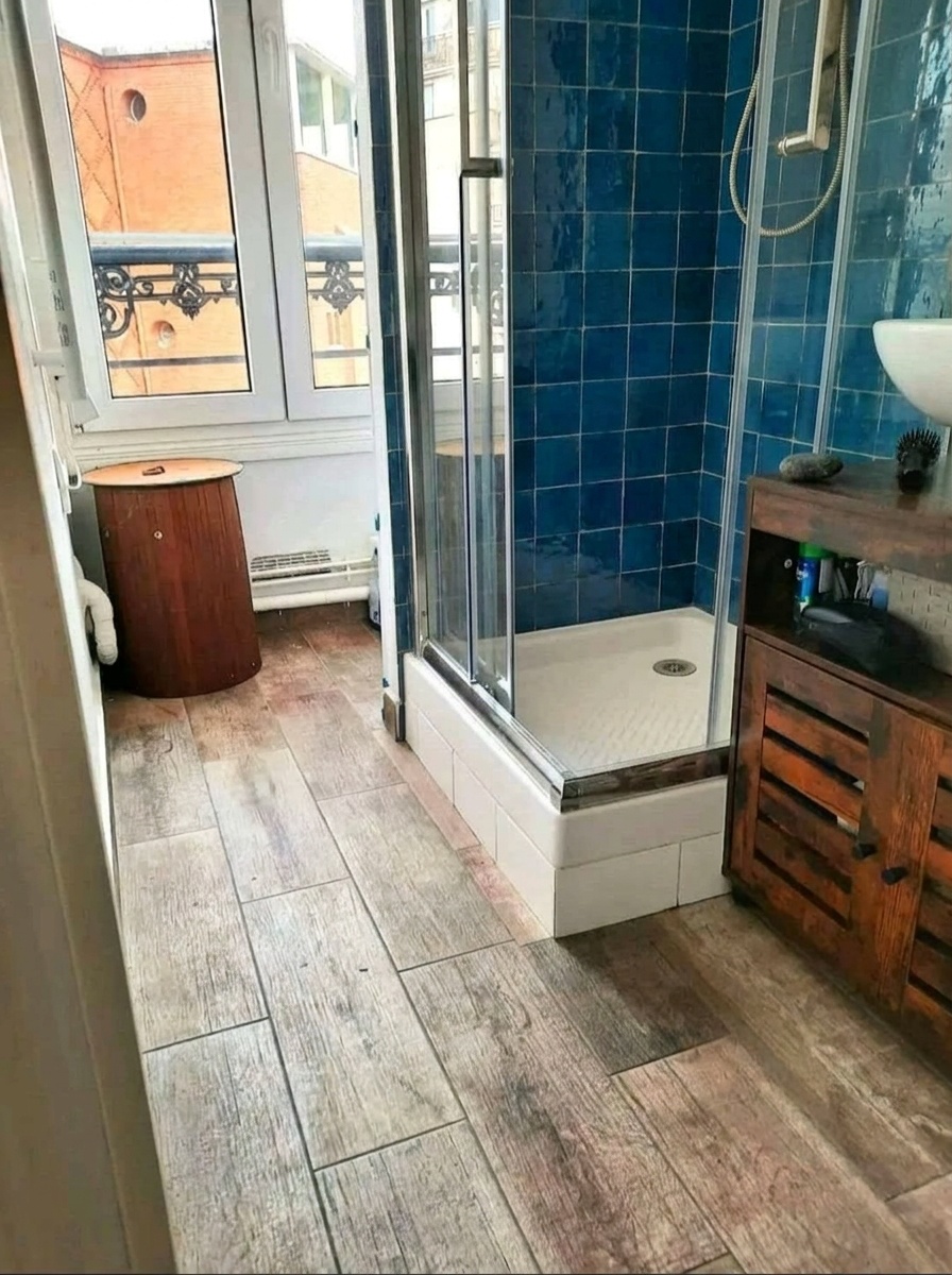 Salle de bain, faïence zellige et vasque chêne — Saint-Pierre