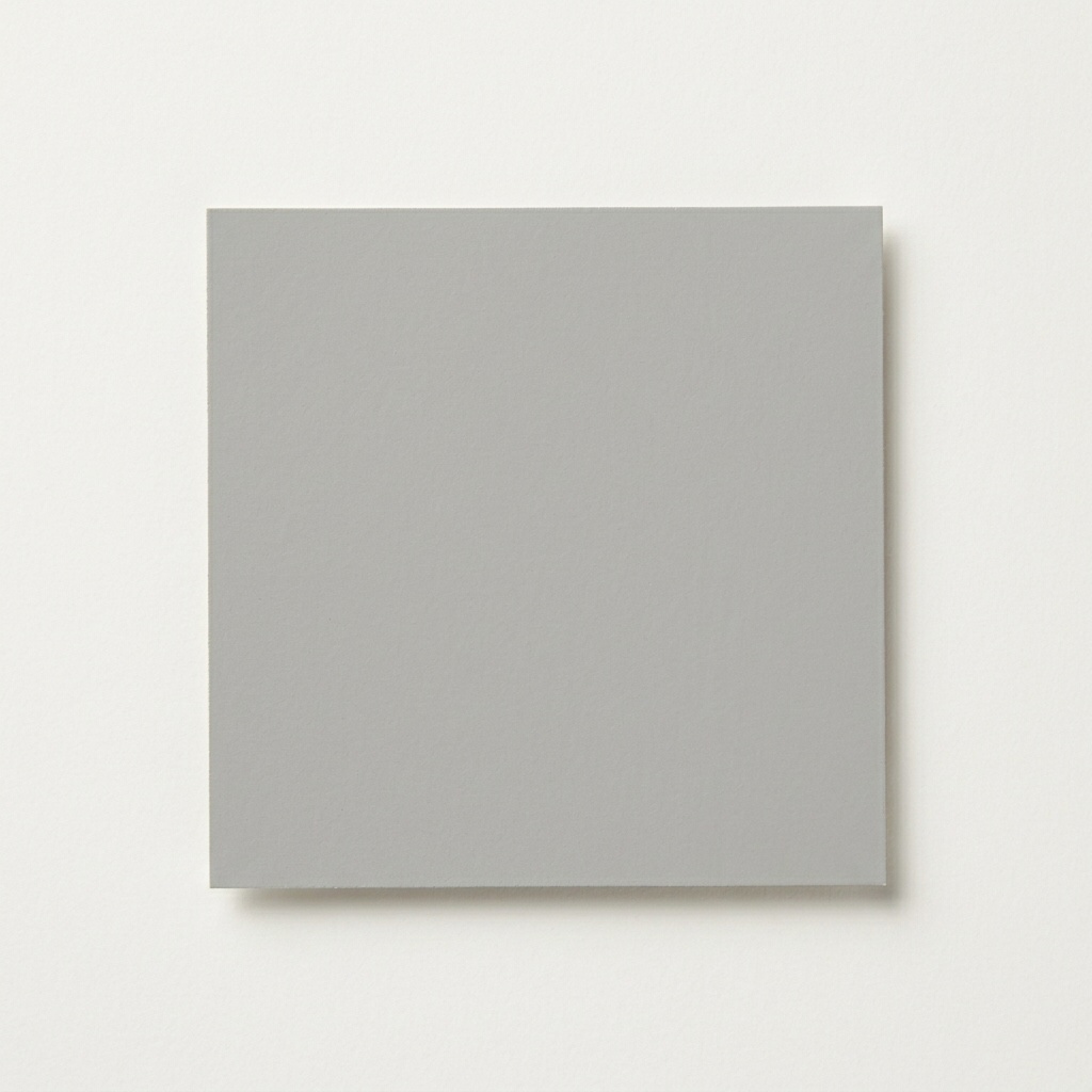 Mur peint en gris perle clair, finition mate, style scandinave épuré