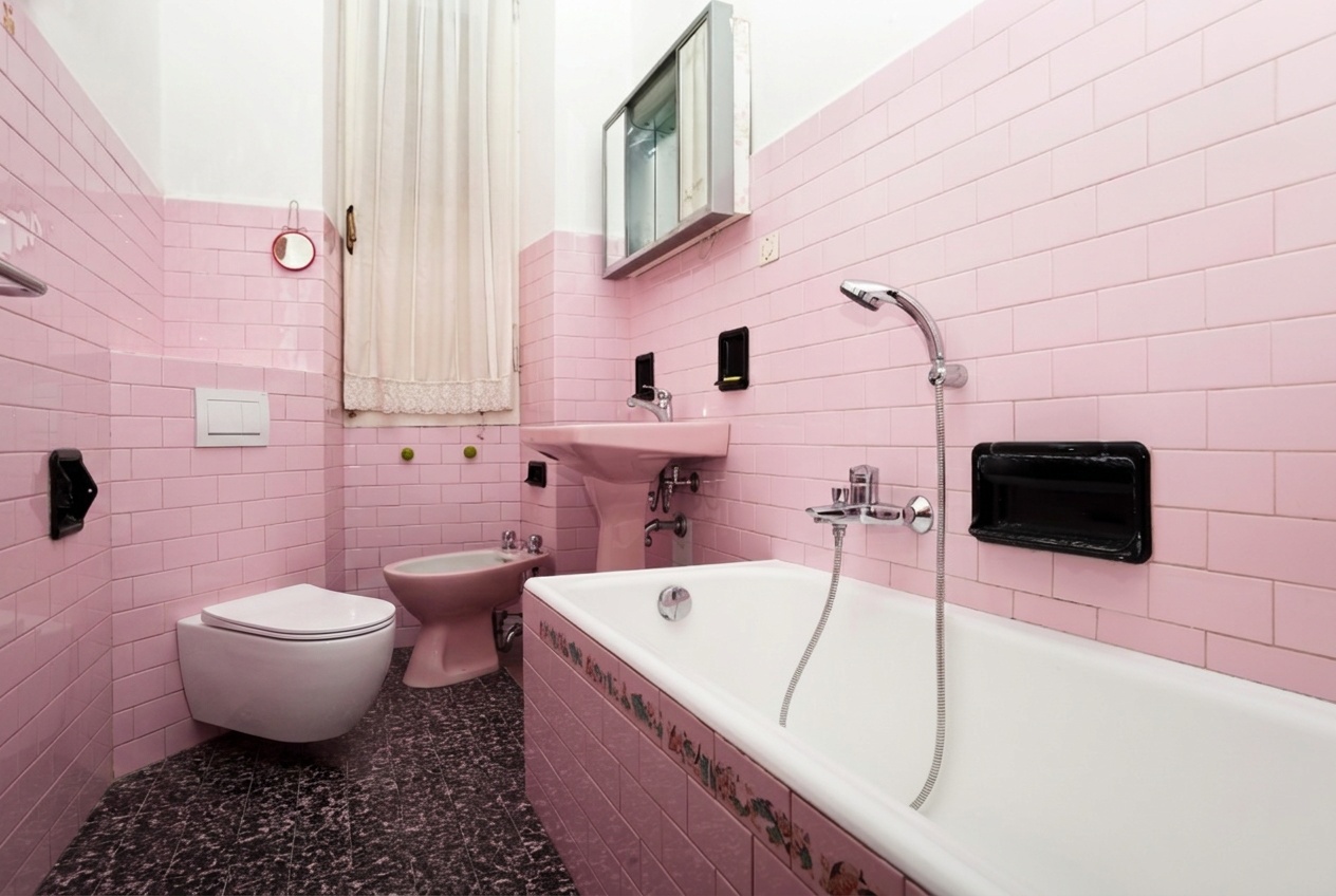 WC suspendu blanc sans bride fixé au mur d'une salle de bain